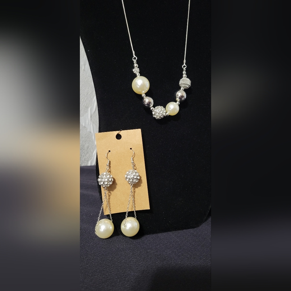 Silver and Pearl Color Necklace Set